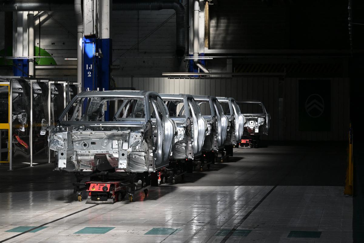 Rangée de carrosseries de véhicules alignées sur une chaîne de montage automobile