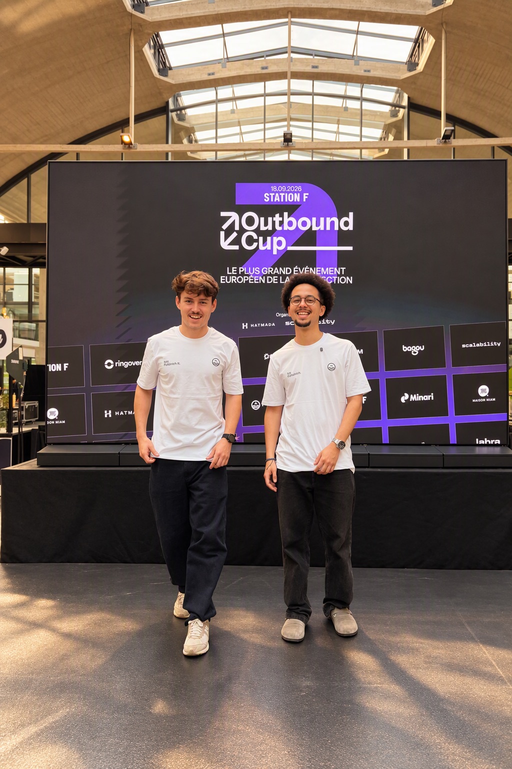 Les deux fondateurs devant l’écran de l’Outbound Cup à Station F